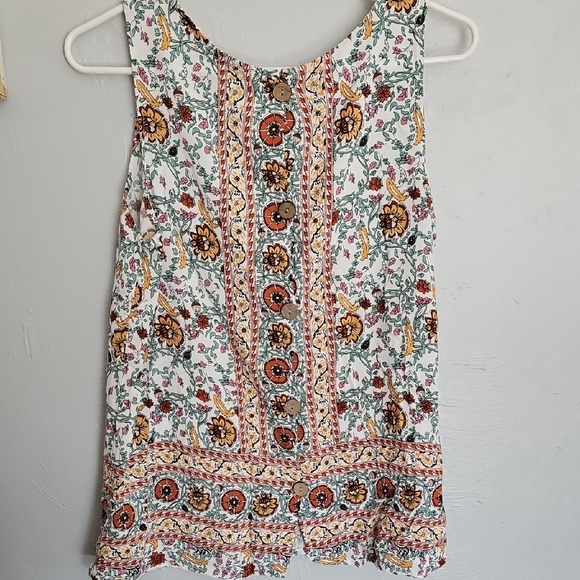Sleeveless Tank Top with Intricate Pattern - Picture 2 of 6